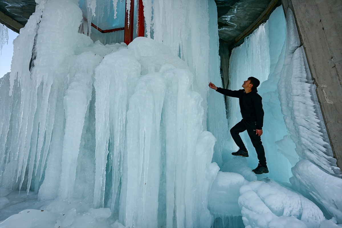 Soğuktan borular patladı, ortaya kartpostallık görüntüler çıktı