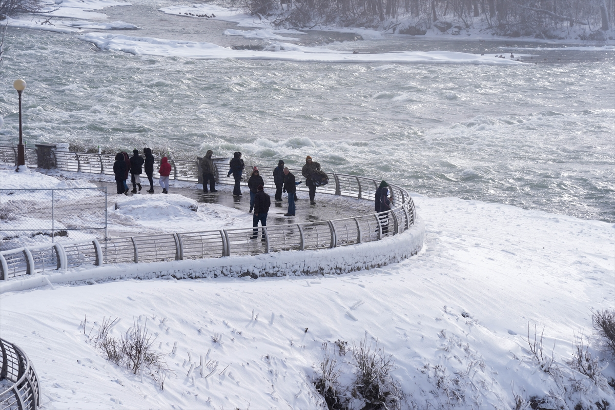 ABD'nin doğu kesimlerini etkisi altına alan soğuklar, Niagara Şelaleleri'nde kısmi donmaya yol açtı