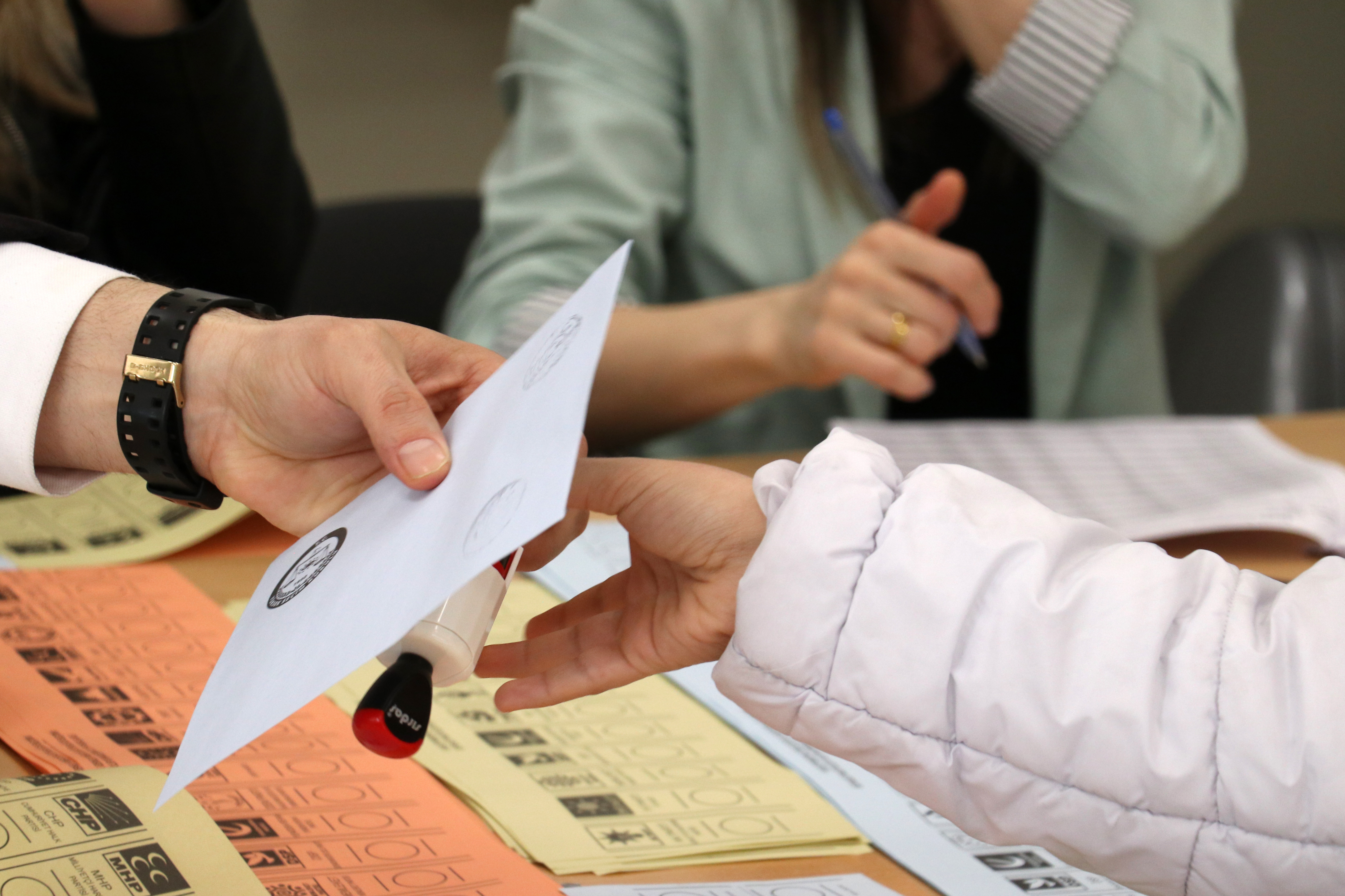 AK Parti'nin masasındaki son seçim anketi