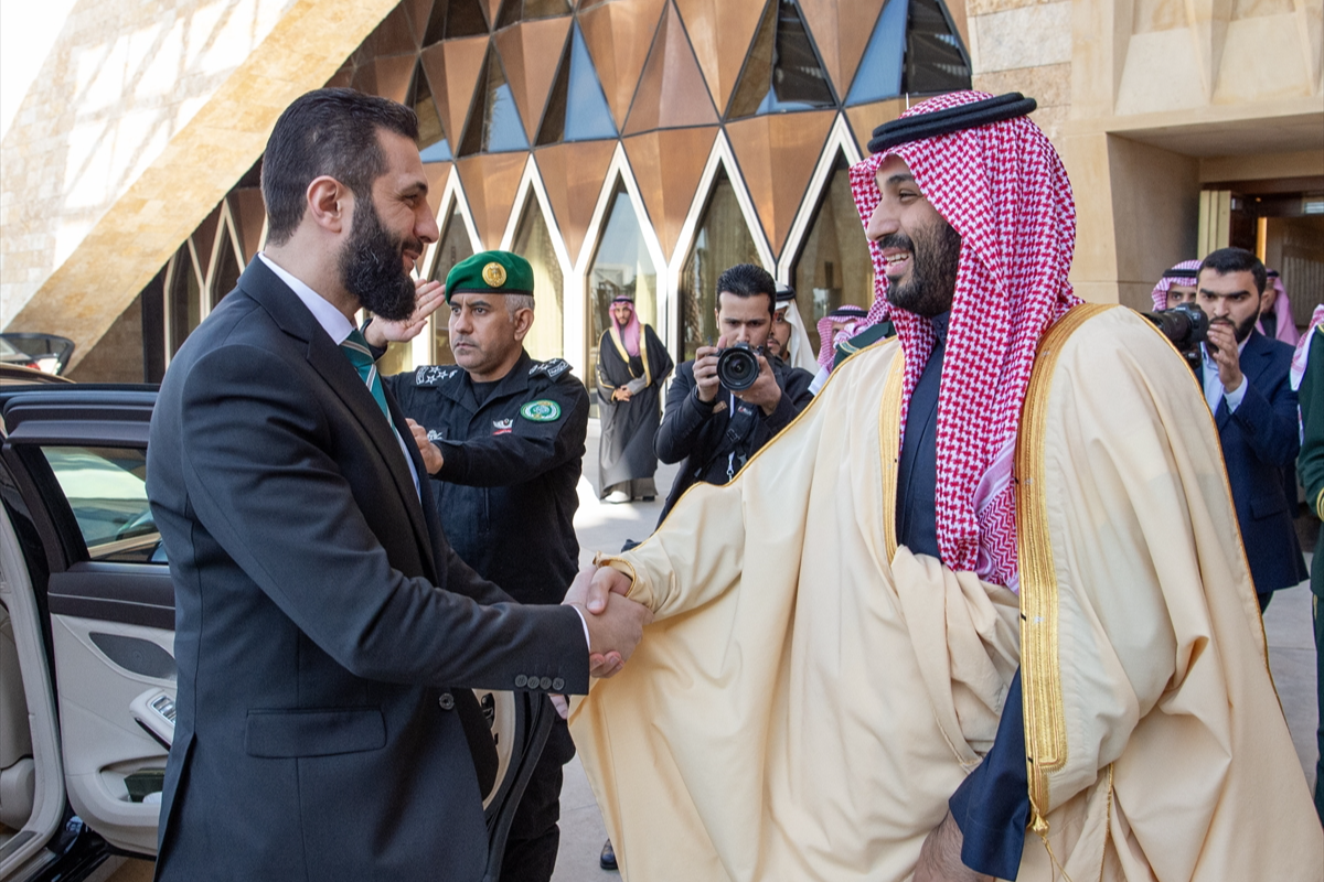 Suriye'de yeni dönemin ilk yurtdışı ziyareti: Cumhurbaşkanı Şaraa Suudi Arabistan'da