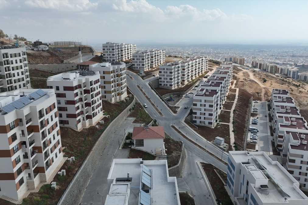 Deprem bölgesindeki konut ve iş yerleri yıl sonuna kadar hak sahiplerine teslim edilecek