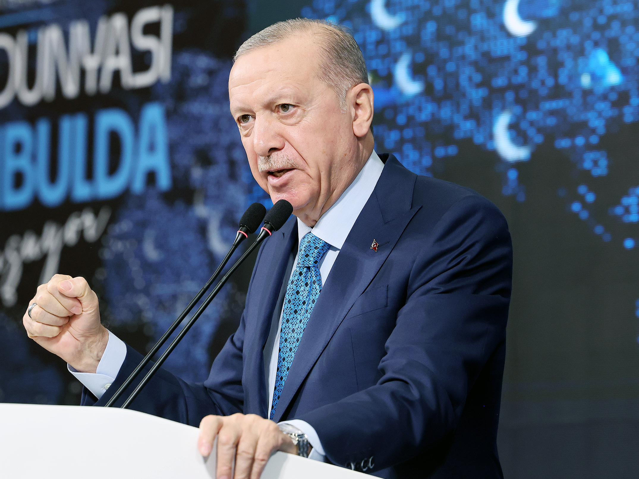 Cumhurbaşkanı Erdoğan: Depremzedelerimizi deprem turistlerinin insafına bırakmayacağız