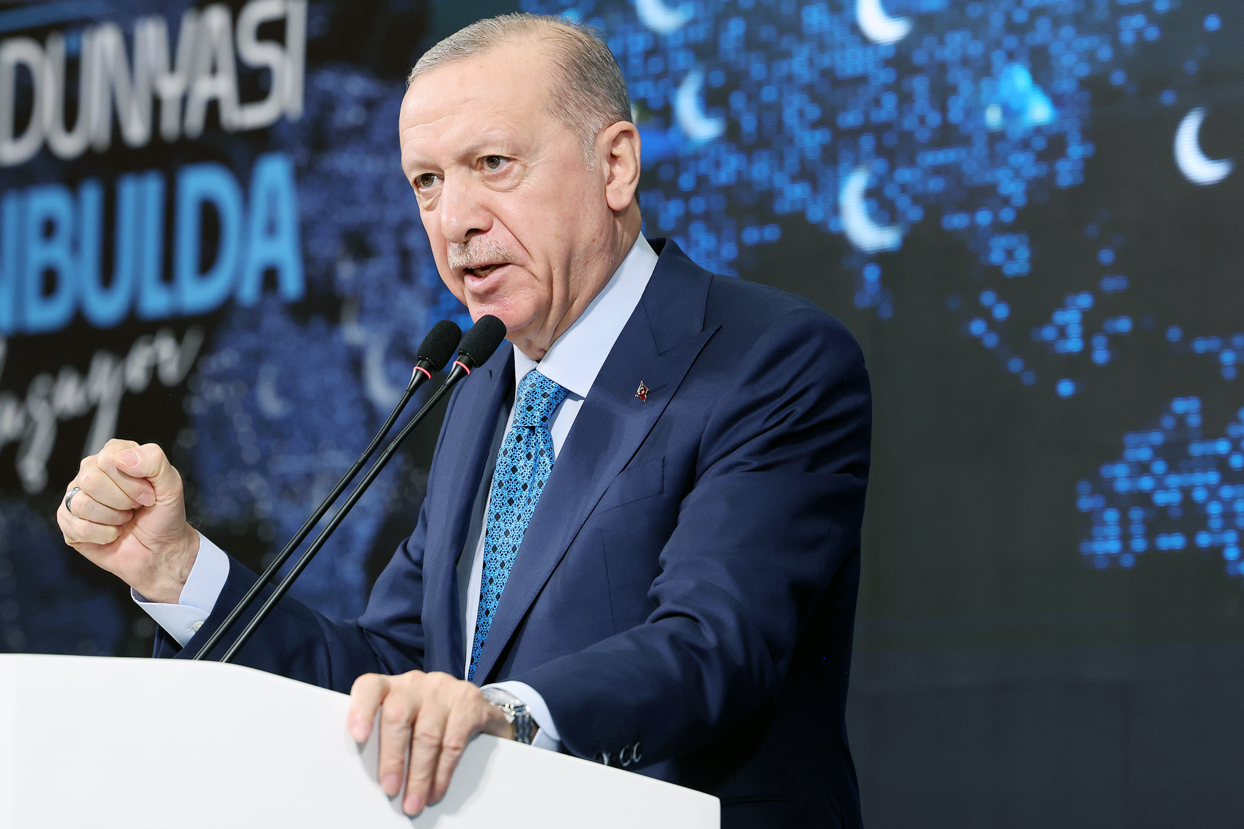 Cumhurbaşkanı Erdoğan: Depremzedelerimizi deprem turistlerinin insafına bırakmayacağız