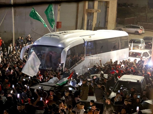 İsrail ve Hamas arasındaki esir takası pazar günü saat 16.00'da gerçekleşecek