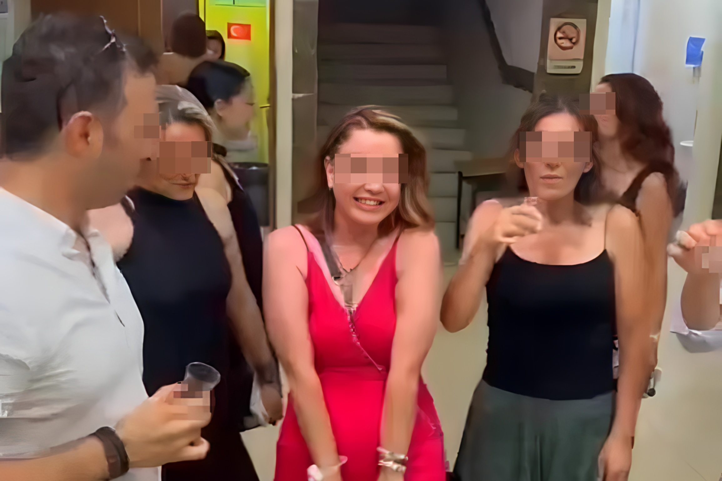 Devlet okulunda şampanya patlatan öğretmenler görevden alındı!