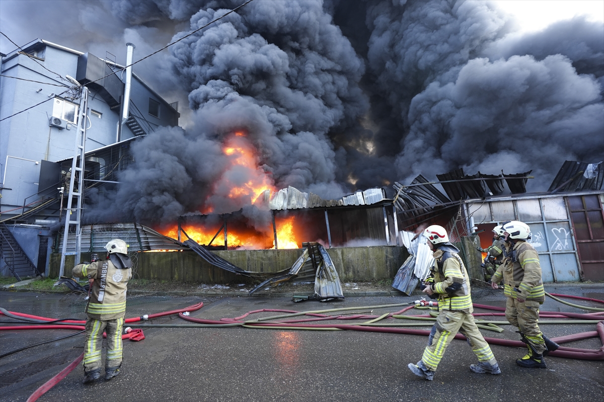 Lastik deposunda çıkan ve çevre atölyelere sıçrayan yangın zar zor söndürüldü!