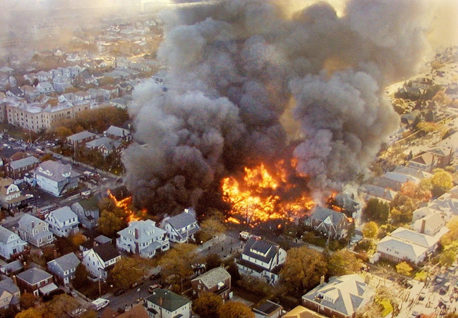 2001'de New York'ta düşen American Airlines'a ait yolcu uçağı / Getty Images