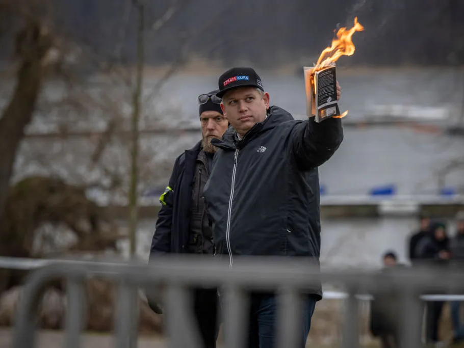 Danimarkalı siyasetçi Paludan Türk Büyükelçiliği'nin önünde Kuran yaktı
