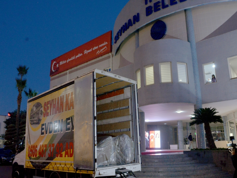 Seyhan Belediyesi'ne icra şoku: Makam odasındaki eşyalar haczedildi