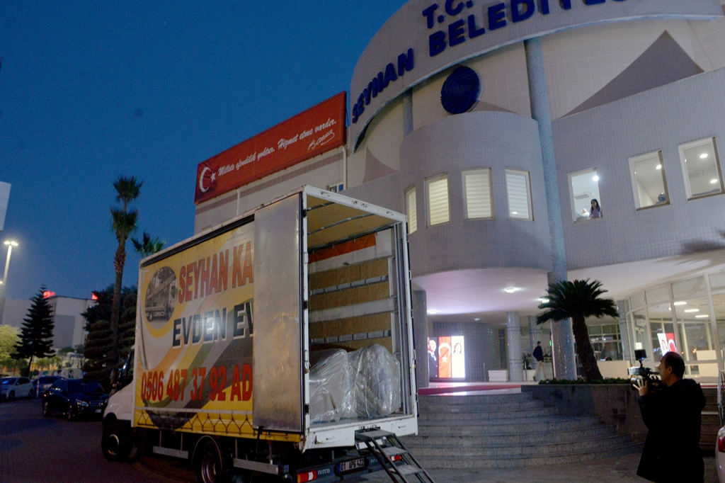 Seyhan Belediyesi'ne icra şoku: Makam odasındaki eşyalar haczedildi