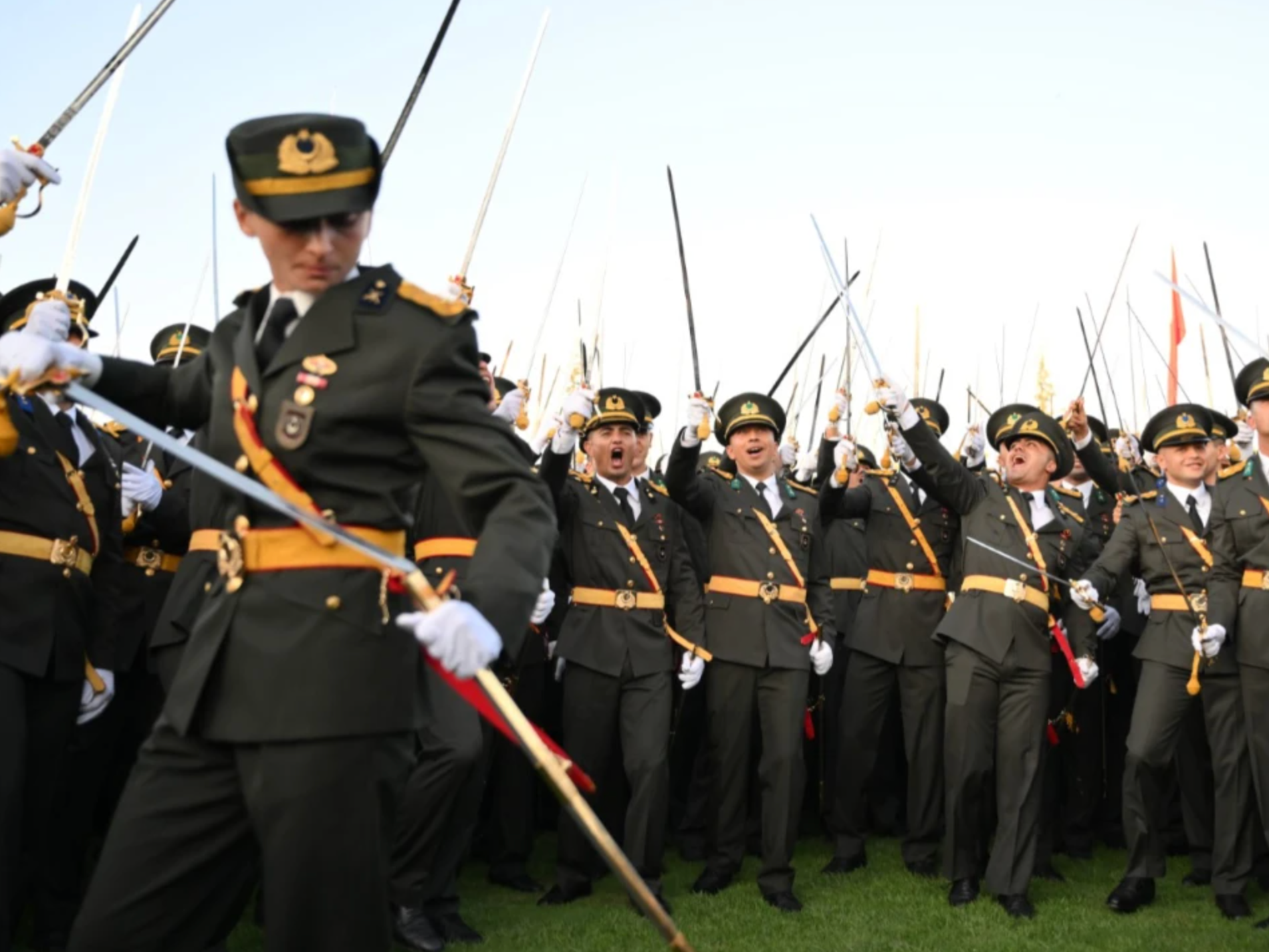 Özgür Özel, Ekrem İmamoğlu ve Mansur Yavaş’tan ihraç edilen teğmenler için sert tepki