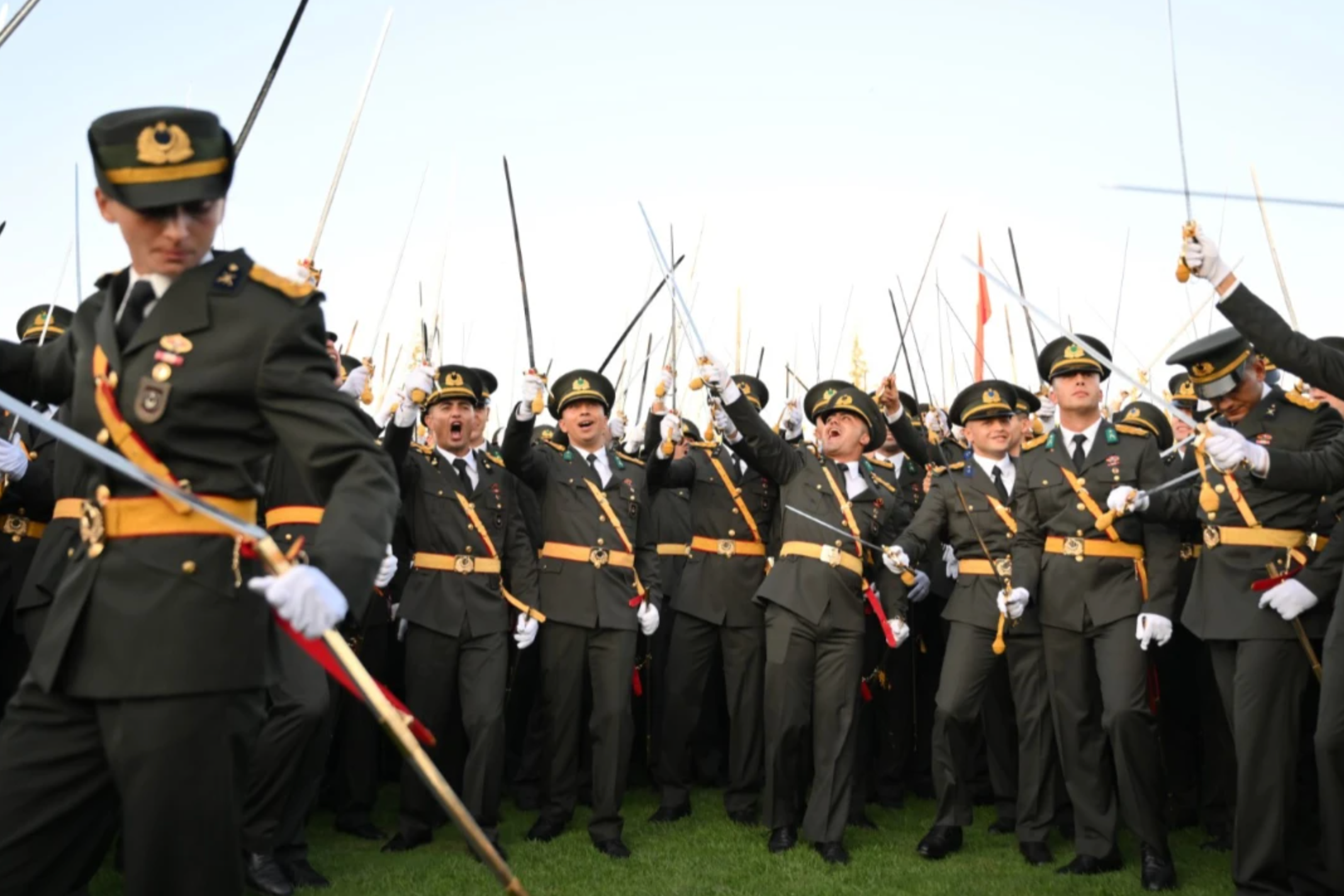 Özgür Özel, Ekrem İmamoğlu ve Mansur Yavaş’tan ihraç edilen teğmenler için sert tepki