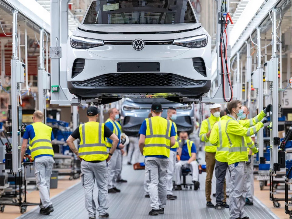 Alman savunma şirketleri eski otomobil sektörü işçilerini işe almaya başladı