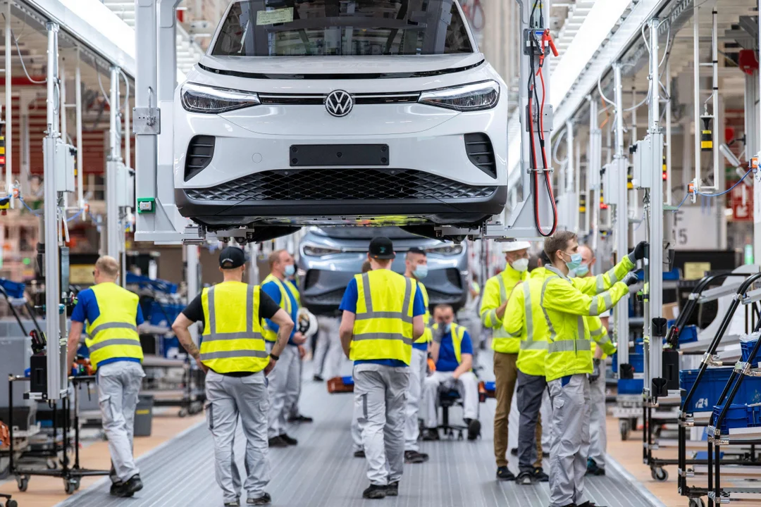 Alman savunma şirketleri eski otomobil sektörü işçilerini işe almaya başladı