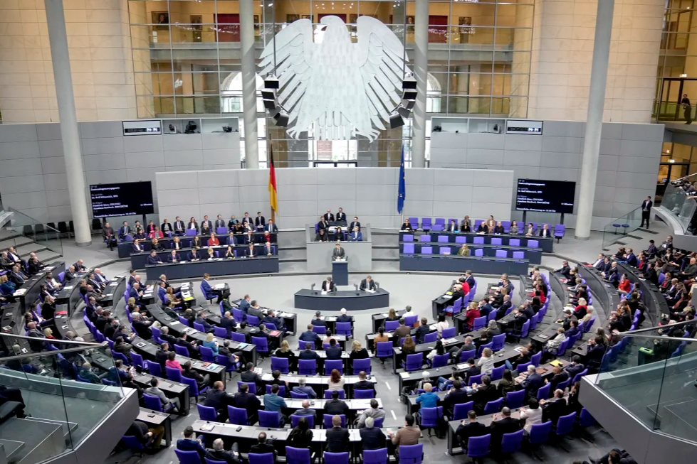 Almanlar anketlerde birinci çıkan AfD'yi kapatmak için harekete geçti