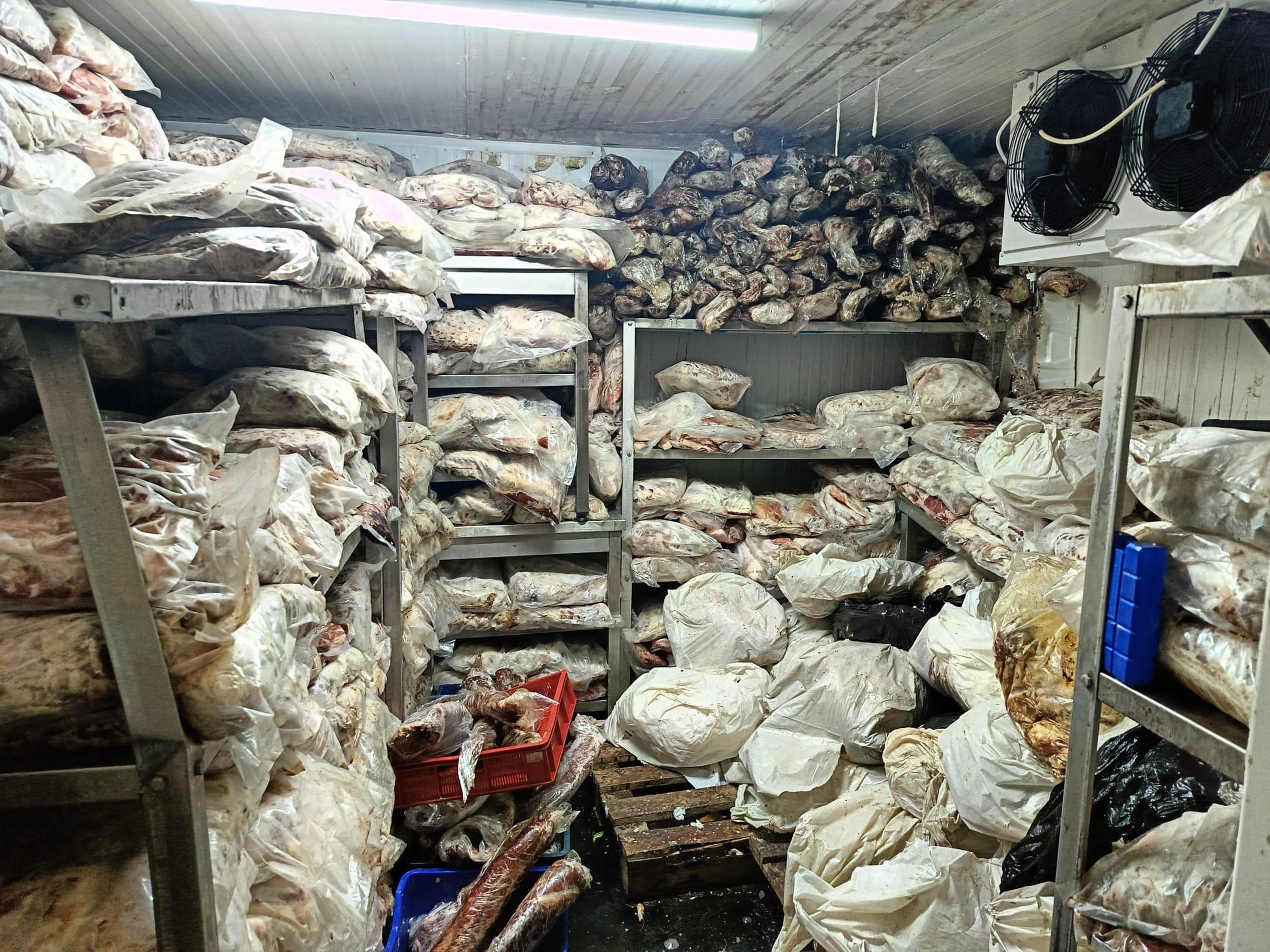 İzmir'de bir işletmede tonlarca bozuk et ele geçirildi