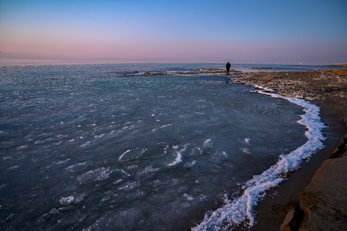 Van Gölü'nün yüzeyi buz parçacıklarıyla kaplandı