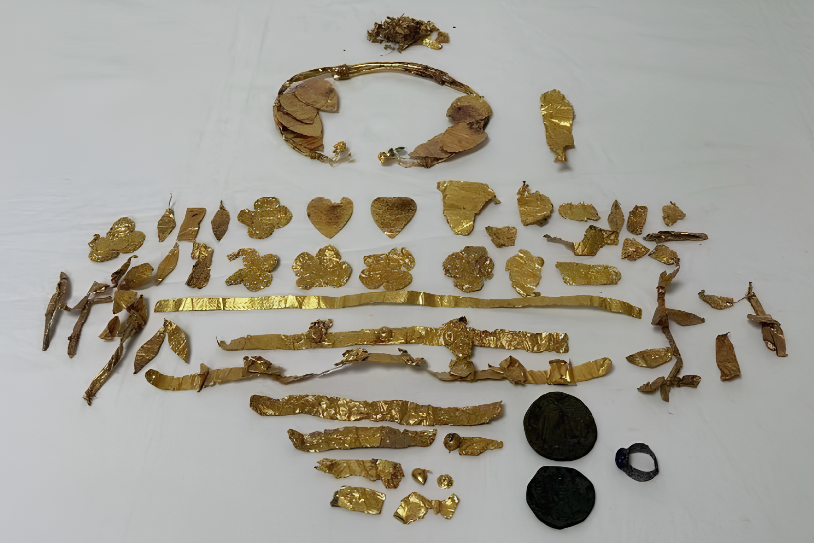 Tarihi eser kaçakçılarının üzerinden paha biçilemez kral tacı çıktı