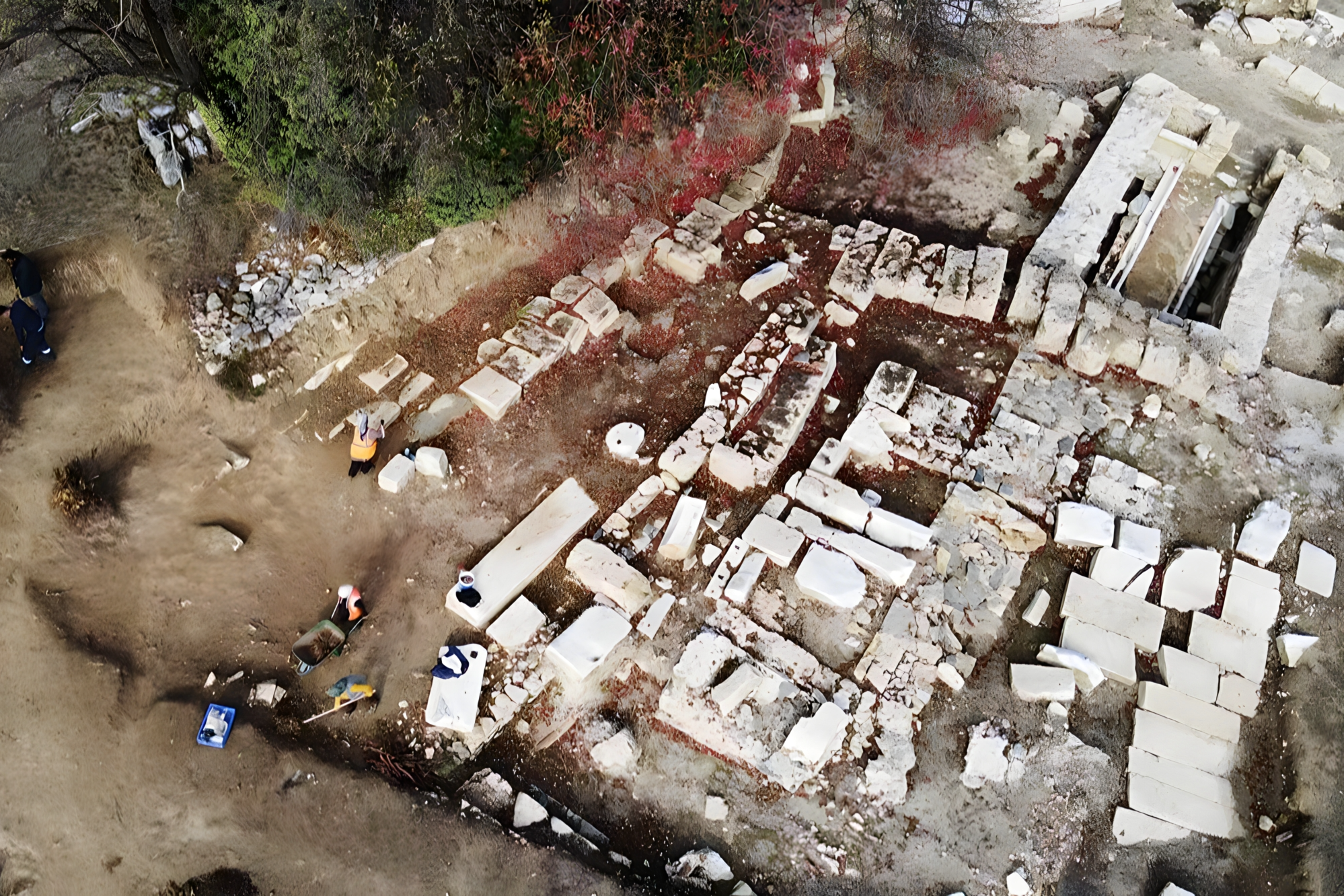 Hekate Kutsal Alanı'nda meşale ve figürlü başlık bulundu