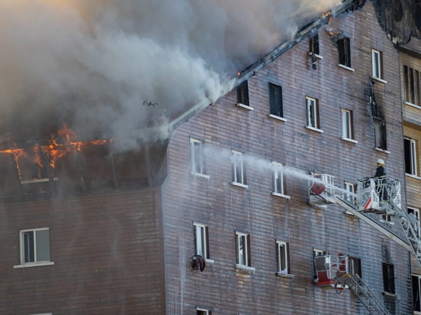 Yangın faciasında acılı aileleri arayıp dalga geçen 2 vicdansız tutuklandı