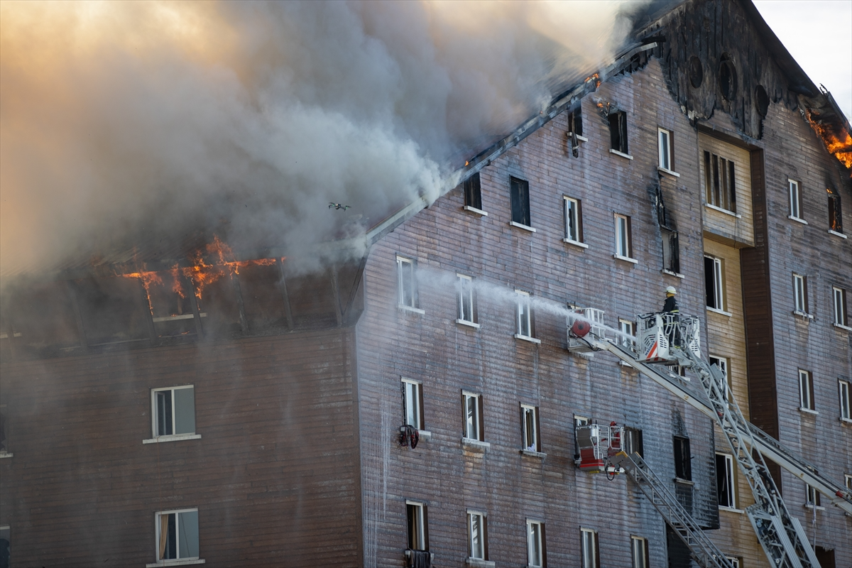 Yangın faciasında acılı aileleri arayıp dalga geçen 2 vicdansız tutuklandı